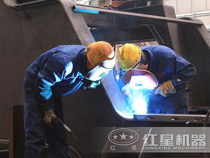 車間生產(chǎn)加工移動(dòng)破碎機(jī)，每一臺(tái)設(shè)備都是匠心打造