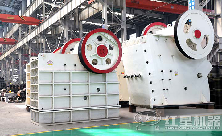 顎式破碎機(jī)實(shí)拍圖，型號(hào)多樣，價(jià)格在10-80萬之間